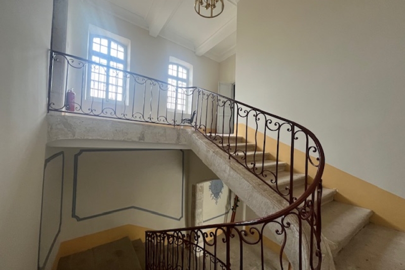 Ancien château médiéval , au coeur d'un village de plan circulaire dans l'Hérault, inscrit aux M H